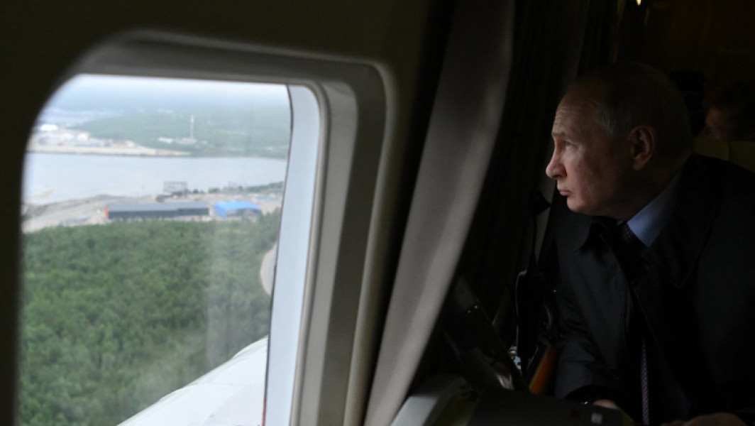 Scenariu de scenă sau realitate? Kremlinul a creat o poveste despre un atac cu drone asupra lui Vladimir Putin, afirmă publicația The Moscow Times, citată de digi24.ro. Potrivit acesteia, afirmația Ministerului rus al Apărării conform căreia liderul Kremlinului s-a aflat „în epicentrul unui atac cu drone” s-a dovedit a fi o punere în scenă.