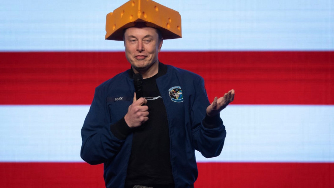 Elon Musk, acuzat de consum excesiv de droguri în timpul perioadei în care a fost unul dintre cei mai apropiați consilieri ai lui Donald Trump, relatează New York Times, citând surse anonime apropiate de persoana sa. Potrivit sursei, CEO-ul SpaceX a consumat regulat ketamină, ecstasy și ciuperci psihedelice în timpul ascensiunii sale politice, iar acest lucru l-a afectat chiar și fizic, cauzând probleme cu vezica urinară. Raportul notează că Musk a avut în mod obișnuit o rezervă zilnică de aproximativ 20 de pastile, fiind alarmant pentru cei din jur.