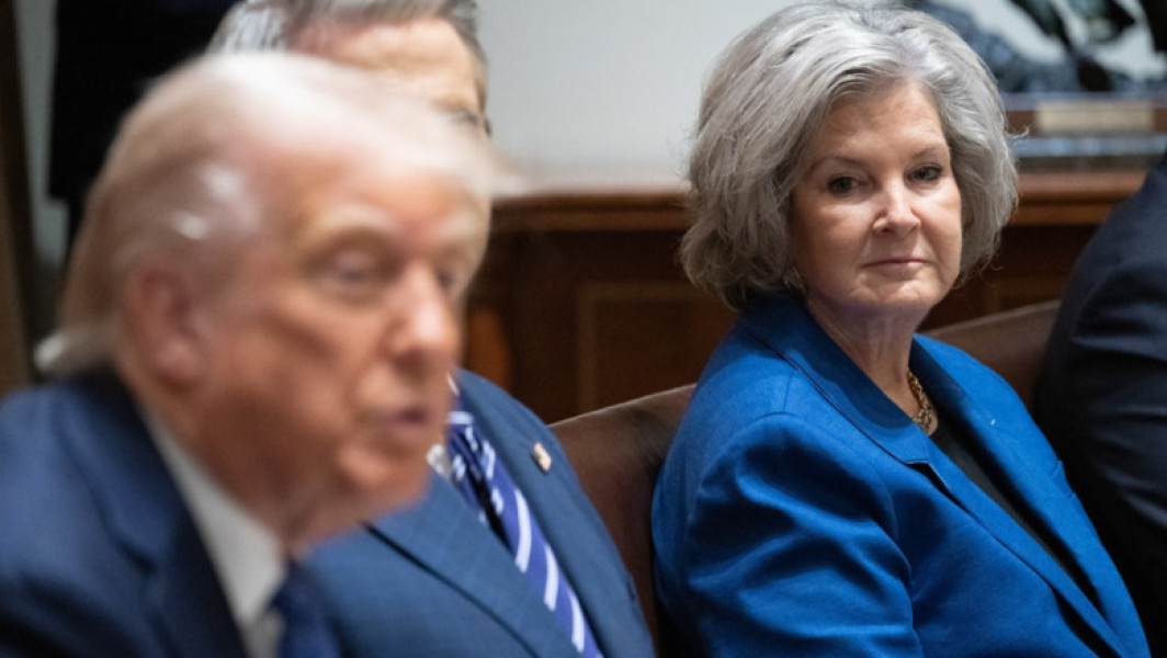 O persoană necunoscută s-a dat drept Susie Wiles, șefa de cabinet a lui Donald Trump, în apeluri și mesaje text către oficiali republicani și directori de companii, potrivit surselor citate de The Wall Street Journal (digi24.ro). Autoritățile federale americane anchetează această încercare clandestină, menționează sursele.