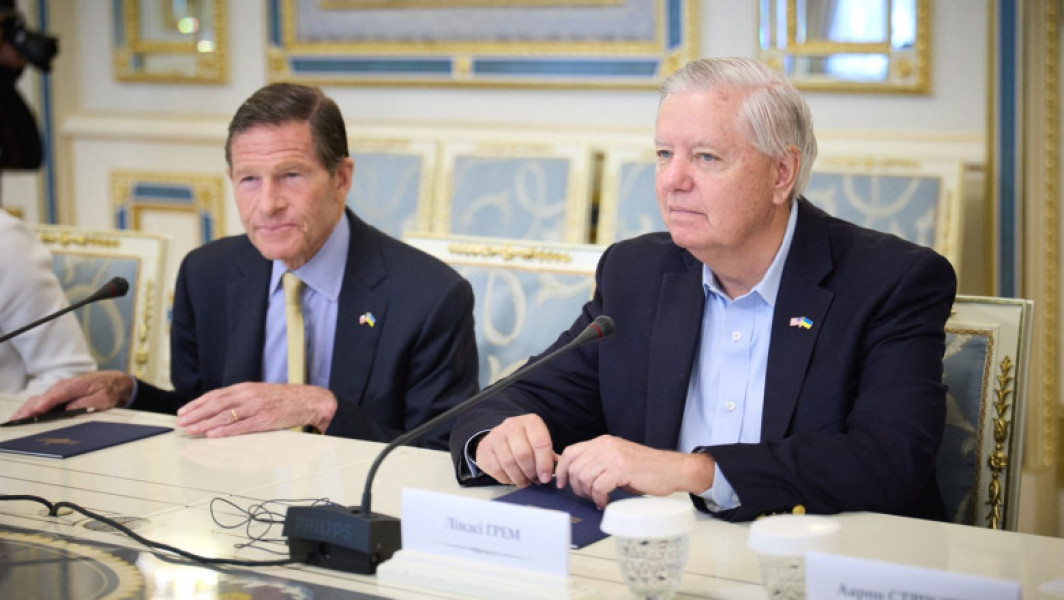 Senatul SUA va începe săptămâna viitoare demersurile pentru adoptarea unui proiect de lege menit să aplice sancțiuni dure împotriva Rusiei, afirmă senatorul republican Lindsey Graham, citat de digi24.ro. Potrivit acestuia, legile propuse vor include tarife de 500% asupra importurilor din țările care achiziționează petrol, gaz și uraniu din Rusia.