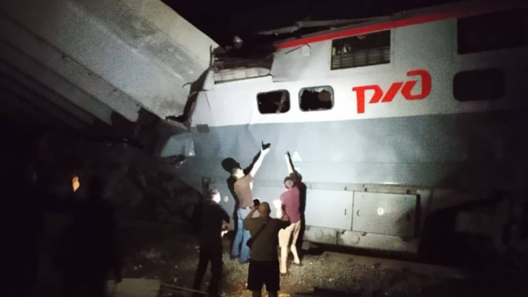 Cel puțin șapte persoane au murit după ce un pod s-a prăbușit și un tren a deraiat în regiunea Briansk, din vestul Rusiei, potrivit autorităților citate de Reuters și alte agenții de presă. Regiunea învecinată cu Ucraina și Belarus a fost scena unui incident grav, anunță surse oficiale.