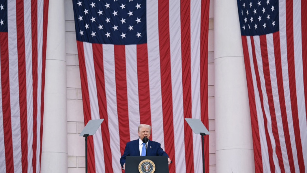 Trump, un lider care crede că poate schimba lumea, se confruntă cu provocări majore în politica externă, potrivit unui articol citat de digi24.ro. În analiza sa, jurnalistul CNN Stephen Collison menționează că președintele american are un sentiment exagerat de omnipotentă, chiar mai mare decât predecesorii săi, în timp ce domeniile-cheie precum războiul din Ucraina, negocierile cu Rusia, conflictele tarifare cu China și UE sau conflictul israeliano-palestinian din Gaza au rămas nerezolvate.