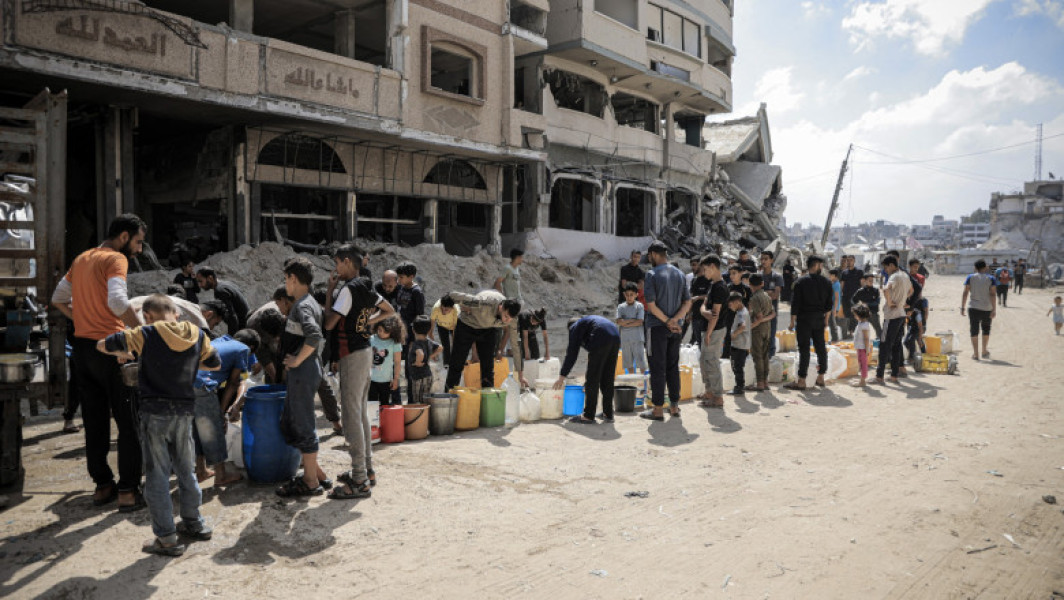 Cel puțin 31 de persoane au fost ucise și peste 150 au fost rănite după ce forțele israeliene au deschis focul în apropierea unui centru de distribuție a ajutoarelor din Gaza, anunță surse medicale ale Hamas citate de BBC. Potrivit unui jurnalist palestinian din Gaza, mai multe persoane se aflau la coadă pentru a primi ajutoare de la Gaza Humanitarian Foundation (GHF) atunci când au apărut tancuri israeliene și au deschis focul asupra mulțimii.