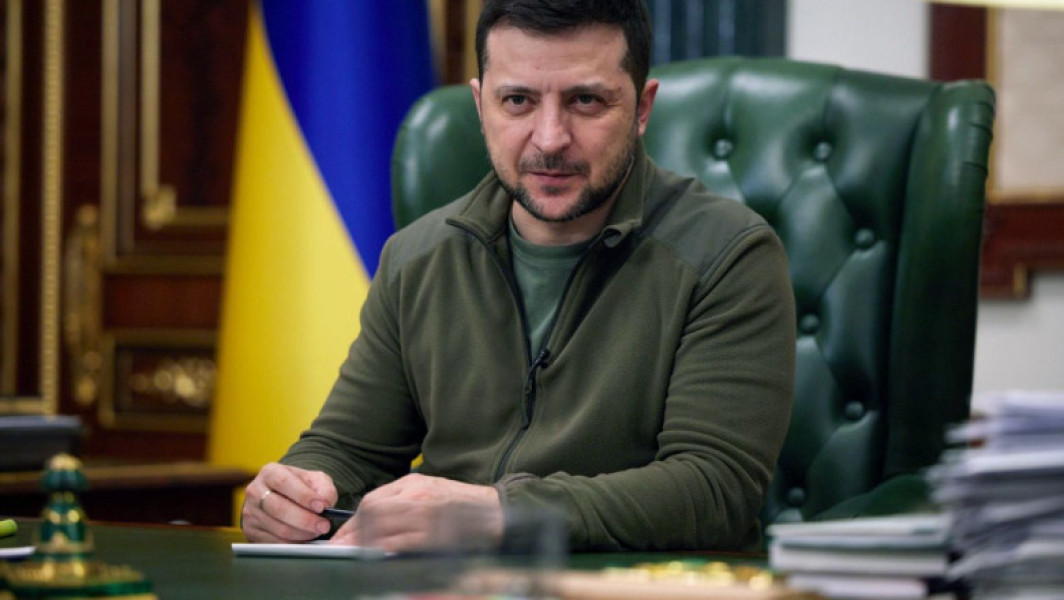 Ucraina a lansat un atac cu drone asupra unor aerodromuri militare din Rusia, inclusiv în zone îndepărtate precum Siberia, relatează AFP citată de Agerpres. Potrivit sursei, mai multe avioane au fost afectate, iar Moscova a confirmat că unele dintre acestea au "luat foc". Acest atac a avut loc cu o zi înainte de discuțiile de pace programate la Istanbul.