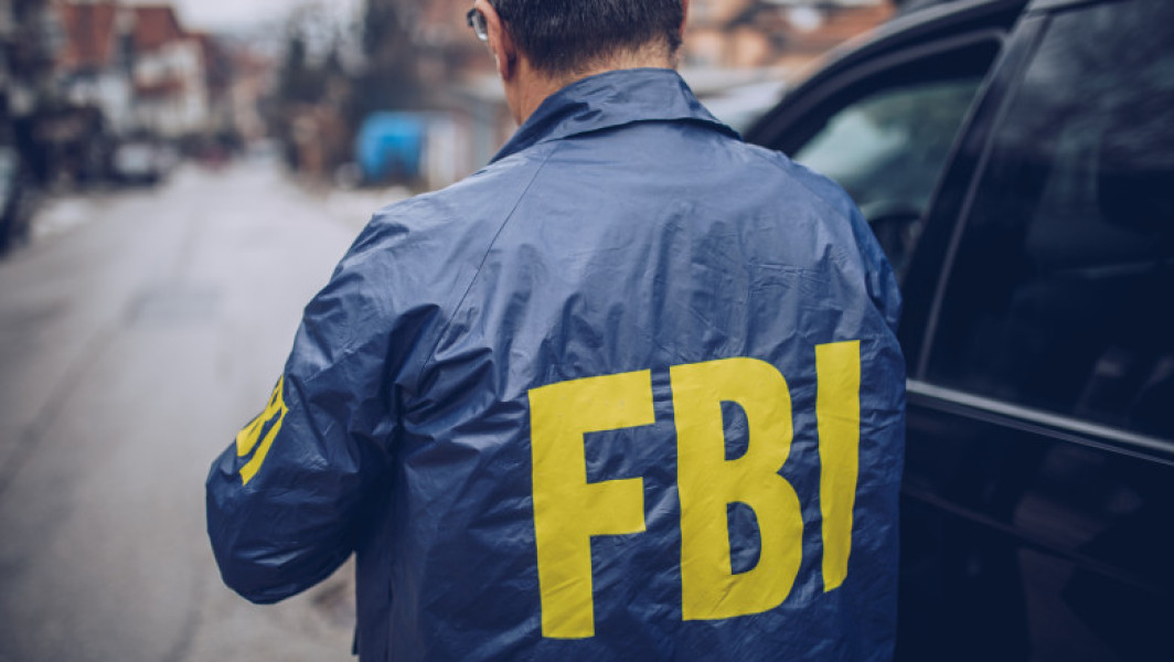 Un om de afaceri britanic, acuzat de FBI pentru trafic illegal de tehnologie militara și încercarea de a reduce la tăcere un critic al președintelui Chinei, Xi Jinping, a fost arestat în Serbia, relatează digi24.ro. John Miller, în vârstă de 63 de ani, este originar din Tunbridge Wells, Kent, și a fost identificat de autoritățile americane în weekend, după ce a fost arestat în Serbia, potrivit sursei menționate.
