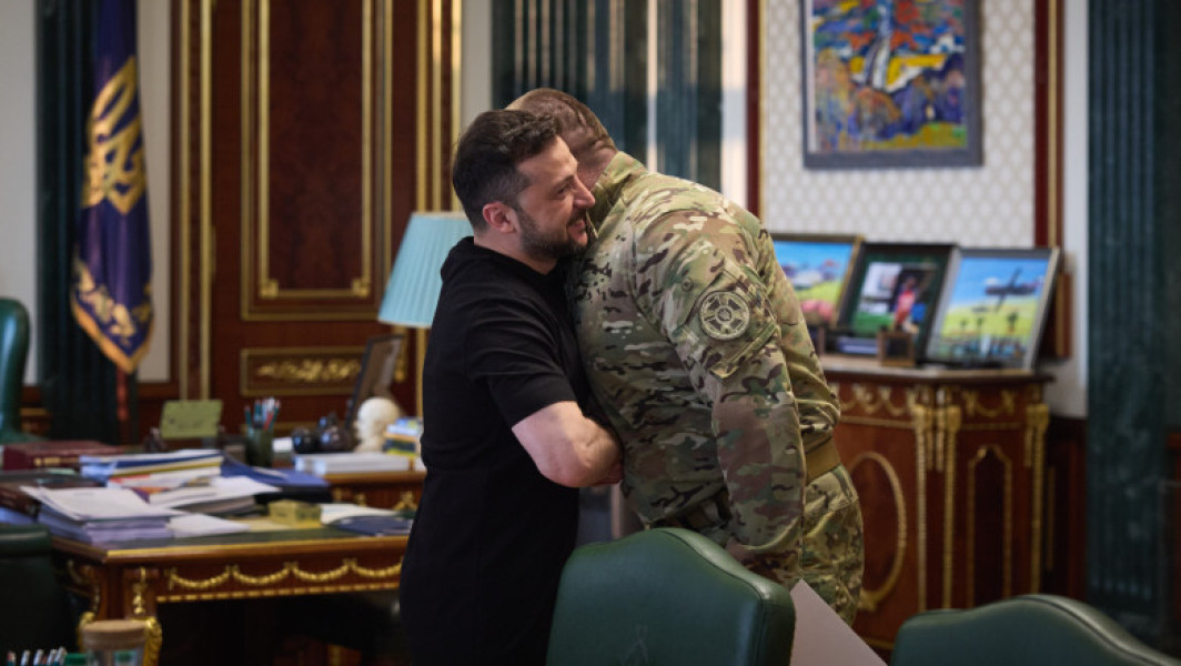 Serviciile secrete ucrainene au distrus 41 de avioane militare ruse, inclusiv bombardiere strategice și avioane de transport, în patru baze aeriene din Extremul Orient, potrivit unei analize publicate duminică de publicația ucraineană censor.net. Conform acesteia, operațiunea de sabotaj, numită „Panza de Păianjen”, a fost planificată timp de un an și jumătate și a fost supervizată personal de președintele Volodimir Zelenski.
