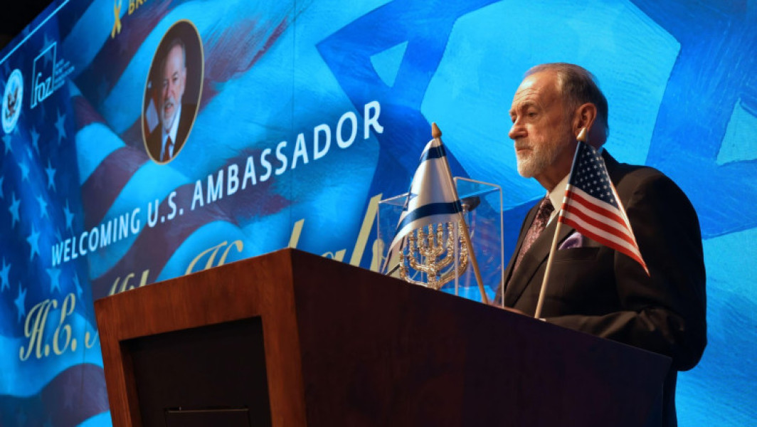 Ambasadorul american în Israel, Mike Huckabee, a criticat dur campania Franței pentru recunoașterea unui stat palestinian. Potrivit AFP, Huckabee a spus cu ironie că Parisul ar putea "rupe o bucată din Costa de Azur" pentru a crea un stat palestinian acolo, subliniind astfel opoziția sa față de această idee. El a afirmat că Franța are alte opțiuni și că nu trebuie să impună presiuni asupra unei națiuni suverane.