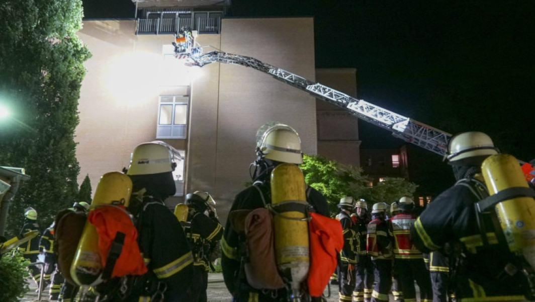 Un bărbat de 72 de ani, suspectat de incendierea Spitalului Marien din Hamburg, a fost arestat de poliția germană, potrivit DW. Bărbatul, care era pacient în cadrul spitalului, va fi prezentat luni în fața unui judecător, după ce a fost considerat suspect în urma anchetei, notează digi24.ro.