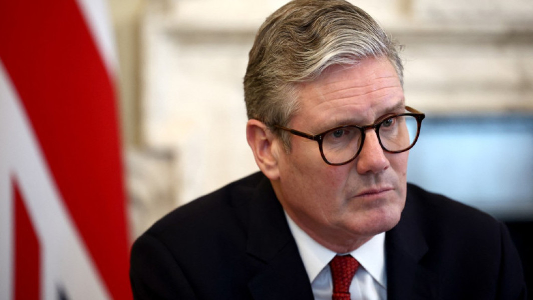 Regatul Unit își va intensifica eforturile de apărare, ca răspuns la amenințarea reprezentată de Rusia, afirmă premierul britanic Keir Starmer. Potrivit Reuters, acesta a subliniat luni că Londra nu poate ignora pericolul ruso-ucrainean, mai ales după evenimentele din Ucraina din ultimii trei ani. Starmer a declarat pentru BBC: „Nu putem ignora amenințarea pe care o reprezintă Rusia. Vedem ce s-a întâmplat în Ucraina începând de acum trei ani”.
