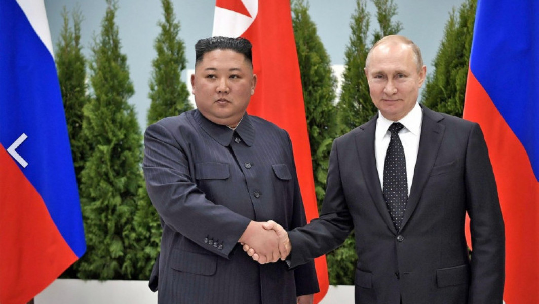 Coreea de Nord își apără cooperarea militară cu Rusia, susținând că aceste legături sunt menite să "asigure pacea și stabilitatea" în Europa și Asia, conform AFP, citată de Agerpres. Potrivit sursei, Phenianul și Moscova și-au întărit relațiile militare în ultimii ani, iar Coreea de Nord a furnizat arme și trupe pentru sprijinirea războiului Rusiei împotriva Ucrainei.