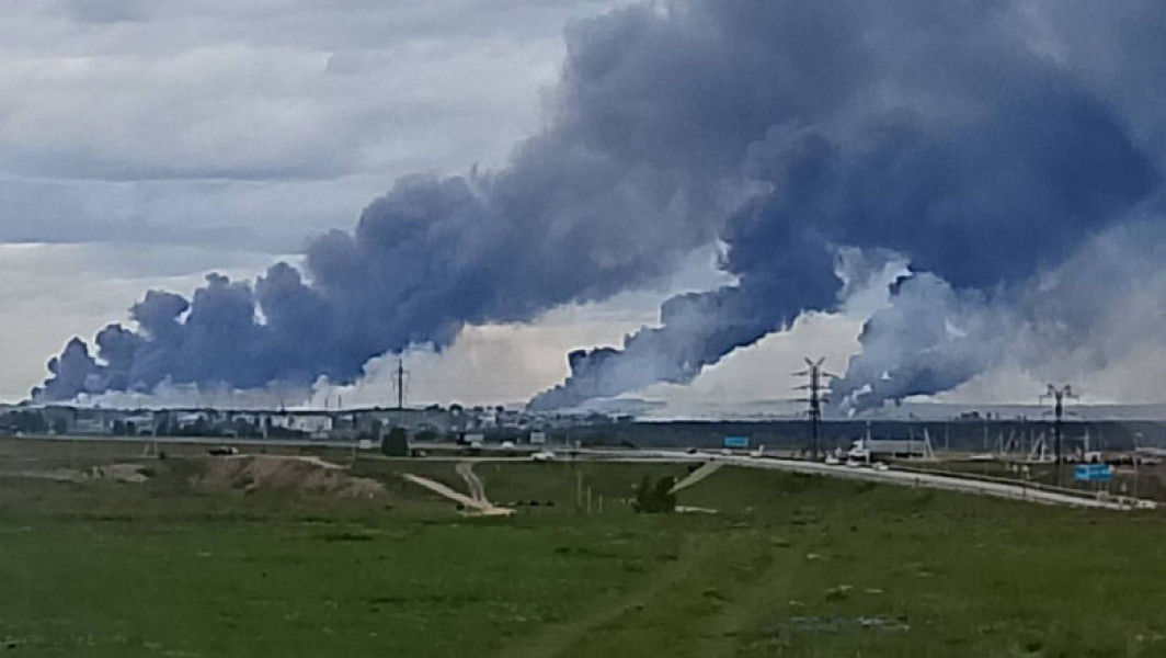 Primele imagini din satelit arată amploarea distrugerilor după un atac al dronelor ucrainene asupra bazei aeriene ruse Belaia, situată în regiunea Irkutsk. Conform celor postate de consultantul în informații geospatiale Chris Biggers pe platforma X, imaginile, surprinse de compania americană de satelit Umbra Space, confirmă deteriorări semnificative ale flotei de bombardiere strategice a Moscovei.