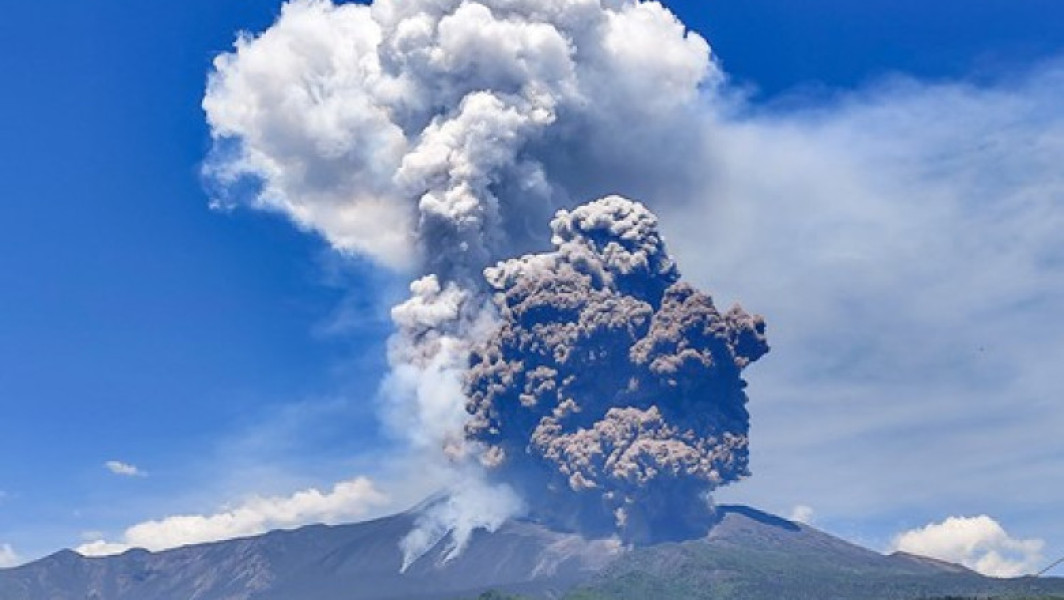 Vulcanul Etna, situat în insula Sicilia, a erupt din nou, informează digi24.ro. Cel mai activ vulcan din Europa a aruncat lava și cenușă încă de la primele ore ale zilei de luni, provocând îngrijorare în zonă. Potrivit Institutului italian de geofizică și vulcanologie (INGV), a fost observată formarea unui flux piroclastic, adică o avalanșă de cenușă, gaze și roci, declanșată de o prăbușire în zona nordică a craterului sud-estic.
