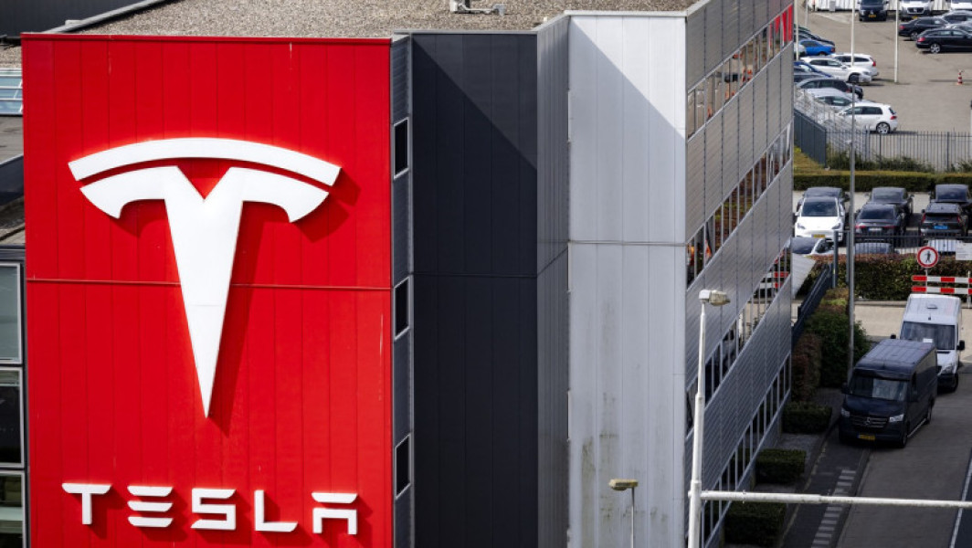 Tesla trece prin momente de incertitudine în urma dezmințirilor lui Elon Musk cu privire la proiectul unui automobil electric accesibil, conform notează digi24.ro. Potrivit surselor, mai mulți directori ai companiei americane s-au alarmat după ce Musk a afirmat pe rețeaua socială X că “Reuters minte”, la scurt timp după un articol publicat de agenția de presă în data de 5 aprilie 2024. Musk a negat informațiile potrivit cărora Tesla ar fi oprit un proiect pentru un vehicul low-cost făcut pentru a relansa vânzările, care avea în vedere un model ce urma să coste 25.000 de dolari.