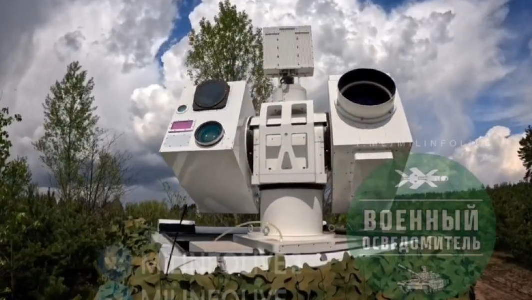 Rusia folosește o nouă armă laser chineză pentru a doborî drone pe frontul din Ucraina, potrivit mai multor videoclipuri postate pe canalele rusești de Telegram, citează digi24.ro. Sistemul de apărare anti-aeriană Silent Hunter, cunoscut și sub numele de "Vânătorul silencios", seamănă foarte mult cu modelul chinezesc Shen Nung 3000/5000, afirmă expertul Fabian Hinz de la Institutul Internațional pentru Studii Strategice. Conform analizei, sistemul rus a fost observat deja în uz de către forțele speciale din unitatea Nomad și se pare că este mai eficient decât echipamentele anti-dronă folosite anterior.