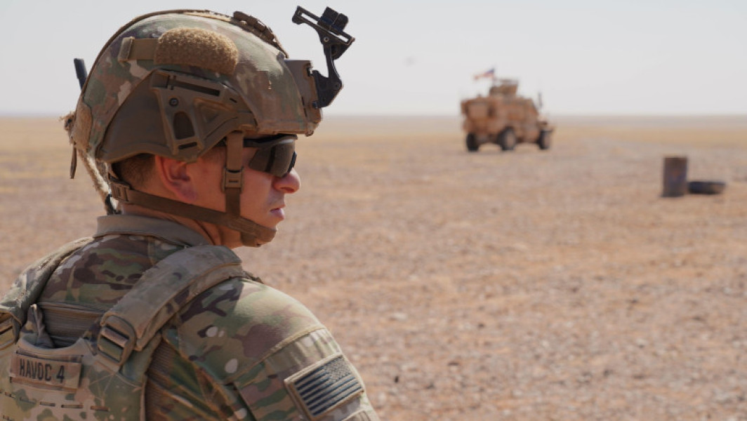 Statele Unite reduc prezența militară din Siria, anunță surse. Potrivit digi24.ro, emisarul american Thomas Barrack, într-un interviu pentru postul turc NTV, a declarat că Washingtonul a început să-și diminueze prezența în țară, de la opt la trei baze. Barrack, care este și ambasadorul SUA la Ankara, a spus că reducerea misiunii denumite Inherent Resolve (OIR, anti-jihadistă) este în curs de desfășurare și se va încheia cu o singură bază.