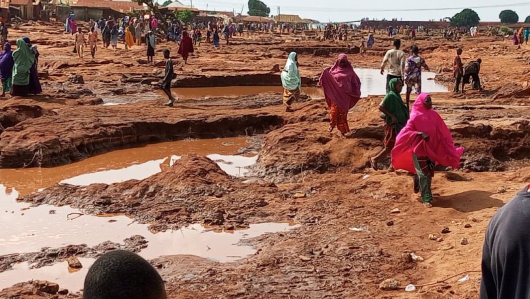 Bilanțul inundatiilor din Nigeria a trecut de 200 de morți, anunță autoritățile. Potrivit coordonatorului pentru ajutor umanitar din statul Niger, care citează digi24.ro, după ploile torențiale din ultima săptămână, situația este gravă. Ahmad Suleiman a declarat pentru postul de televiziune Channels Television că există peste 200 de cadavre recuperate, dar numărul real al victimelor nu poate fi stabilit cu exactitate, deoarece încă se caută persoane dispărute.