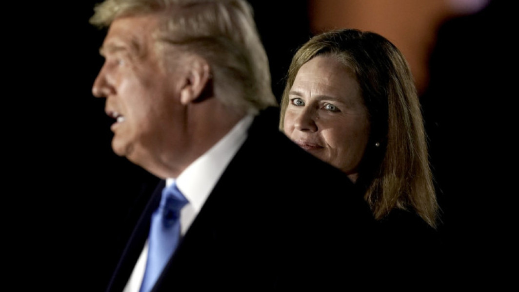 Donald Trump, supărat pe judecătorii Curții Supreme, îi critică în secret pe aceștia, potrivit mai multor surse citate de digi24.ro. În cadrul unor discuții private, fostul președinte a declarat că judecătorii numiți de el nu ar fi susținut suficientă agenda sa politică, iar furia sa s-a concentrat în special asupra judecătoarei Amy Coney Barrett, cea mai recentă numire a sa. Surse apropiate afirmă că nemulțumirile lui Trump sunt variate și se referă atât la Barrett, cât și la judecătorii Neil Gorsuch și Brett Kavanaugh.