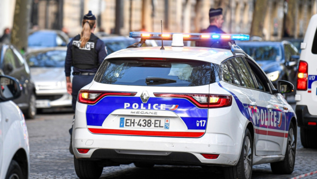 Procuratura națională antiteroristă din Franța a preluat ancheta privind crima comisă acum două luni în departamentul Var, unde tunisianul Hichem Miraoui a fost ucis de un suspect cu legături cu extrema dreaptă, informează digi24.ro. Potrivit sursei, ancheta vizează omor și tentativă de omor, legate de o organizație teroristă, motivată de rasă, etnie sau religie. De asemenea, a fost deschisă o anchetă pentru asociere în scopuri criminale și teroriste.