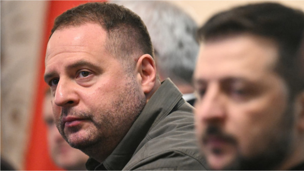 Andrii Iermak, seful de cabinet al președintelui ucrainean Volodimir Zelenski, conduce in prezent eforturile diplomatice ale Kievului si incearca sa gaseasca solutii pentru o mai buna relatie cu oficialii din Washington. Potrivit digi24.ro, acesta viziteaza mai multe capitale din Occident, iar unii critici susțin ca Iermak profita de aceste ocazii pentru a pregăti terenul pentru o eventuală carieră politică independentă, fără Zelenski.