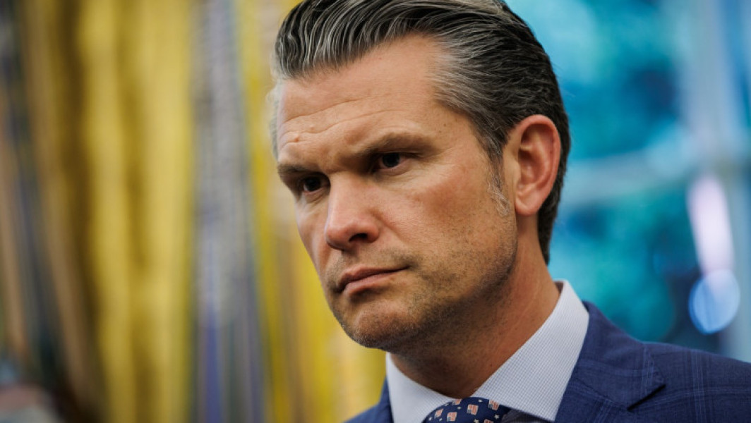 Secretarul apărării al SUA, Pete Hegseth, nu va participa miercuri la reuniunea celor 50 de miniștri ai apărării de la NATO, care are loc la Bruxelles și este esențială pentru coordonarea ajutorului militar pentru Ucraina. Potrivit digi24.ro, Hegseth va fi în schimb prezent joi la întâlnirea miniștrilor de la NATO, dar locul său la reuniunea de miercuri va fi luat de ambasadorul SUA la NATO, Matthew Whitaker, au declarat oficiali ai apărării.