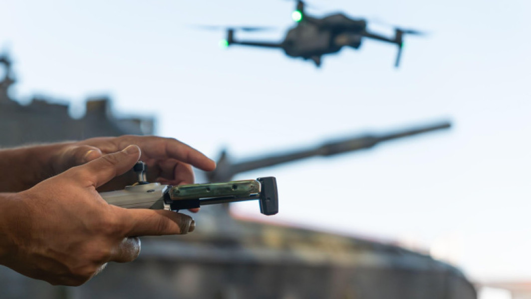 Marea Britanie va furniza 100.000 de drone Ucrainei până în aprilie 2026, susține Reuters. Potrivit sursei, această decizie reprezintă o creștere de zece ori față de volumul anterior de ajutor și se înscrie în eforturile Londrei de a sprijini Ucraina în conflictul cu Rusia. Guvernul britanic a aprobat recent o revizuire strategică a apărării, ce vizează consolidarea unei armate mai tehnologizate și eficiente în fața amenințărilor emergente.
