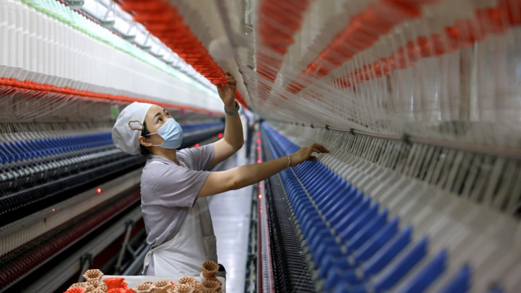 Activitatea manufacturieră din China scade rapid în mai, cel mai redus nivel din septembrie 2022, informează un sondaj privat citat de digi24.ro. Potrivit indexului Caixin/S&amp;P Global al managerilor de achiziții în industrie, nivelul a coborât la 48,3, sub estimarea medie a Reuters de 50,6 și față de 50,4 în aprilie. Este pentru prima dată din septembrie anul trecut când indicele scade sub 50, pragul care semnalează încetinirea activității.