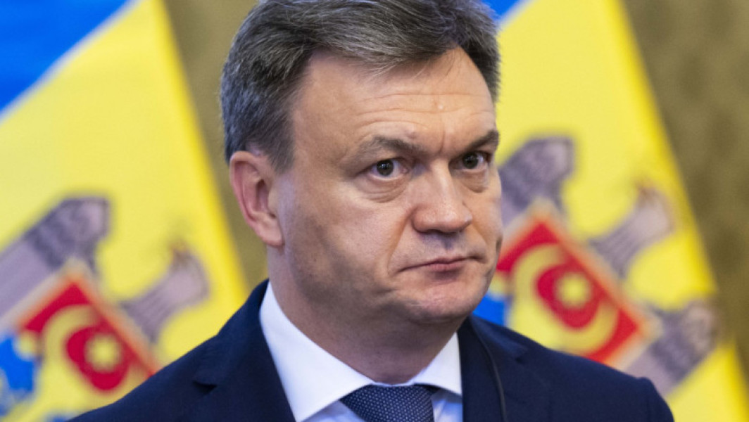 Rusia intenționează să instaleze la Chișinău un guvern favorabil și să trimită 10.000 de soldați în regiunea transnistreană, la frontiera cu Ucraina, a declarat miercuri premierul moldovean Dorin Recean pentru Financial Times, potrivit digi24.ro. Potrivit oficialului, Moscova are în prezent un număr redus de militari în Transnistria, însă speră ca după alegerile parlamentare din septembrie din Republica Moldova să poată schimba situația în favoarea sa, astfel încât să-și extindă prezența militară în regiune. Recean notează că Rusia încearcă să se amestece în procesul electoral, pentru a obține un guvern mai favorabil, care să-i permită consolidarea controlului în Transnistria.