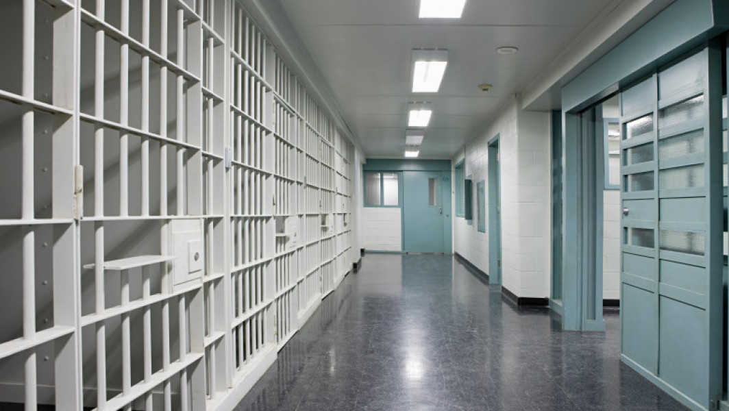 Suedia va trimite până la 600 de deținuți în închisoarea din Estonia pentru a-și reduce suprapopularea penitenciarilor, potrivit unui acord anunțat miercuri de guvernul de la Stockholm, notează Reuters. Începând din iulie anul viitor, bărbați condamnați pentru infracțiuni de la omor la abuzuri sexuale vor fi transferați în închisoarea din Tartu.