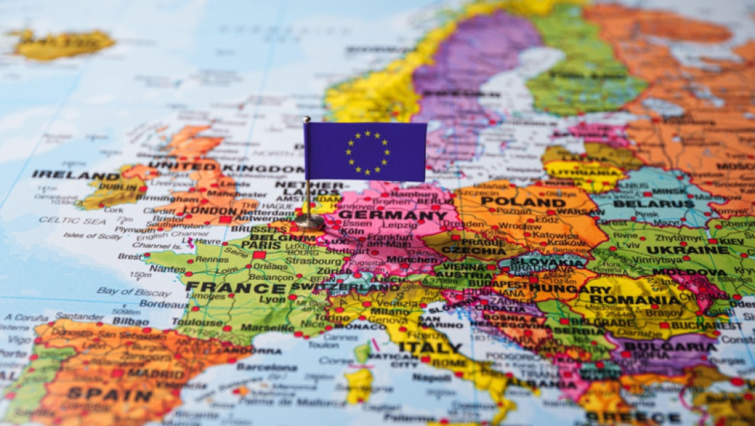 UE permite redistribuirea fondurilor pentru sprijinirea apărării și securității, transmite digi24.ro, citând anunțul oficial al Comisiei Europene. Potrivit acesteia, statele membre au acum posibilitatea de a canaliza sute de miliarde de euro din fondurile de redresare COVID-19 către proiecte din domeniul apărării, ceea ce marchează o schimbare majoră față de prioritatile inițiale ale UE.