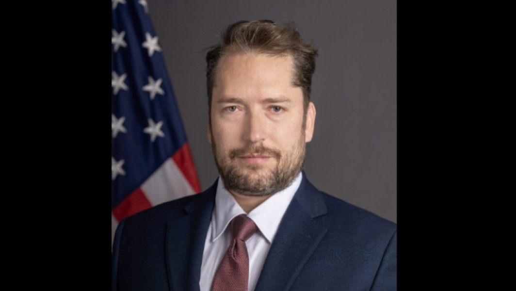 Secretarul de stat adjunct al SUA, Darren Beattie, acuzat de apropieri controversate, a stârnit critici intense din partea mai multor surse. Potrivit unei relatări a publicației The Telegraph, acesta ar fi fost fan al președintelui rus Vladimir Putin și ar fi avut legături de familie cu o rusoaică. Conform surselor din cadrul Departamentului de Stat, verificarea prealabilă pentru numirea sa nu a fost considerată adecvată, ceea ce a generat suspiciuni.