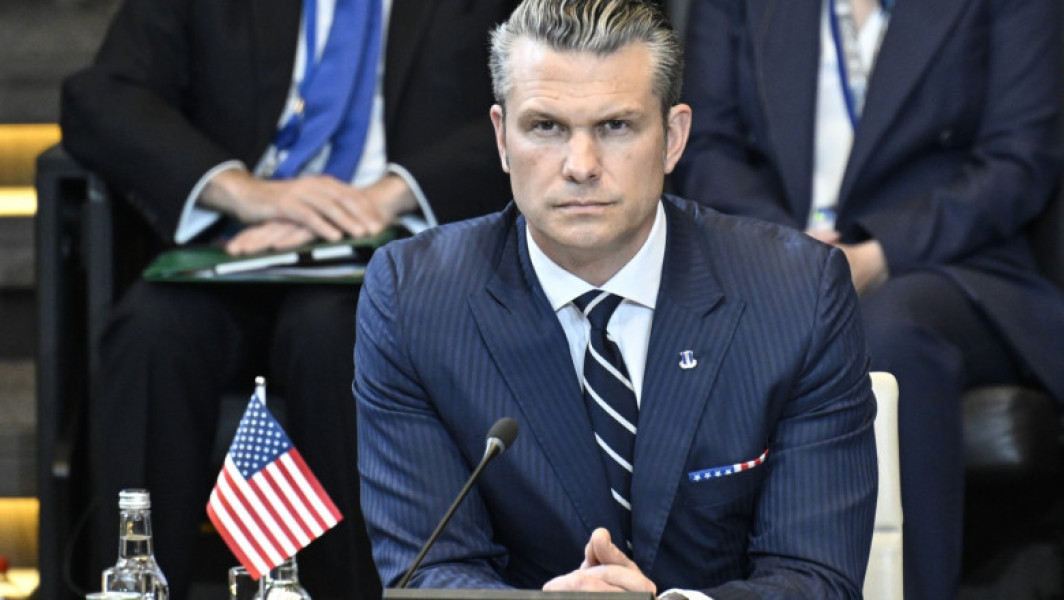 Secretarul american al apărării, Pete Hegseth, a declarat că aliații din NATO nu se pot baza pe Statele Unite pentru a fi salvați și trebuie să se implice singuri în apărare. Potrivit lui, mesajul Washingtonului rămâne clar: se urmărește descurajarea și pacea prin forță, dar nu în funcție de America. Hegseth a făcut aceste declarații înainte de o reuniune a miniștrilor apărării din NATO, care va avea loc joi la Bruxelles, notează Politico.
