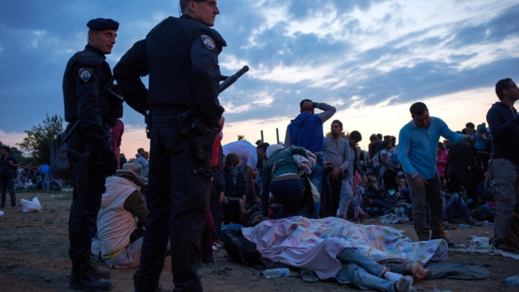 Administrația președintelui Donald Trump face presiuni asupra Serbiei și altor țări din Balcani pentru a primi migranți deportați din Statele Unite, potrivit unor surse citate de Digi24.ro. Potrivit personelor familiarizate cu această chestiune, solicitările sunt în curs de desfășurare și fac parte dintr-o strategie mai amplă de a găsi guverne dispuse să accepte migranți trimiși din SUA, inclusiv unii care inițial au intrat sub protecția administrației Biden.