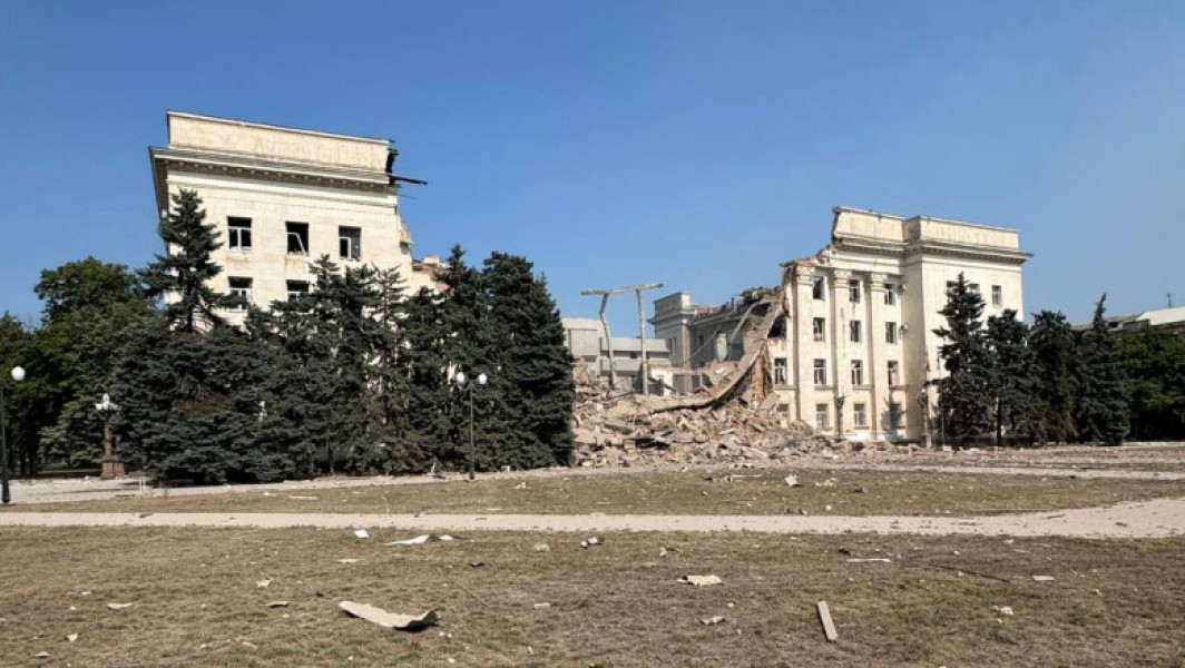 Zelenski acuză Rusia de distrugerea unei clădiri din Herson, în sudul Ucrainei