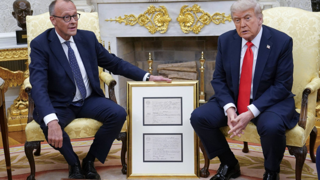 Friedrich Merz i-a oferit lui Donald Trump un certificat de naștere înramat al bunicului său, potrivit digi24.ro. Cancelarul german a fost primit de președintele american la Casa Albă, iar întâlnirea lor s-a desfășurat într-un ton considerat „pozitiv”, menționează CNN.
