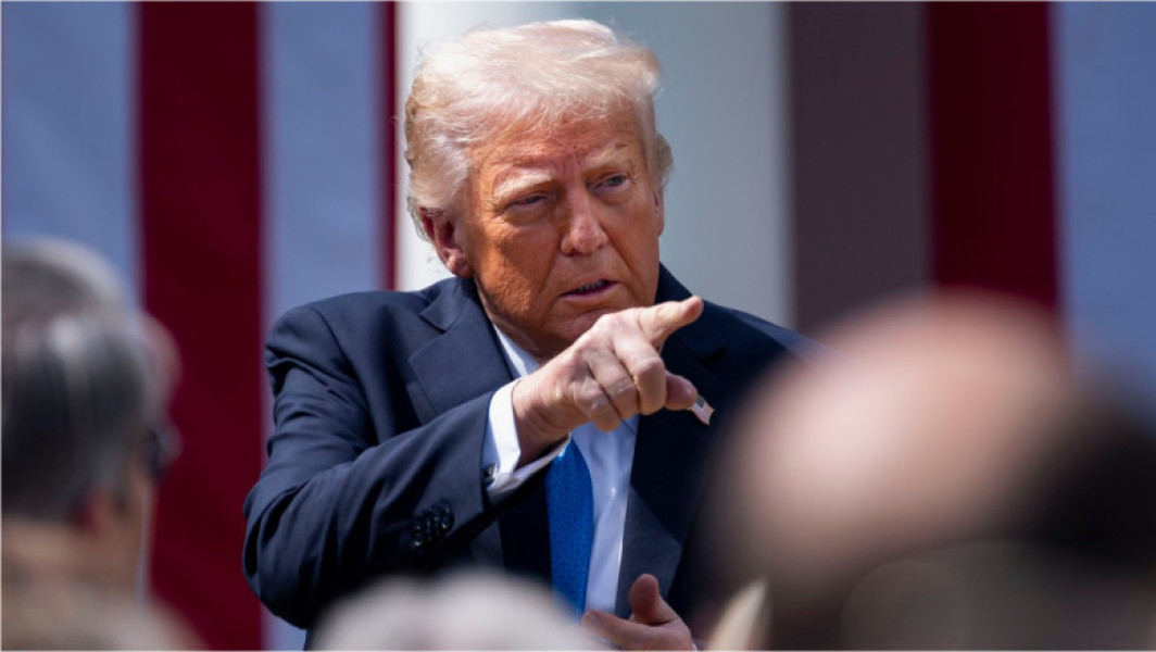 Oamenii politici europeni se pregătesc pentru negocieri cruciale cu Donald Trump, în care vor fi puse în joc securitatea, economia și apărarea Europei, potrivit digi24.ro. În contextul acestor discuții, oficialii UE se tem că președintele american ar putea explora cele trei crize majore cu care continentul european se confruntă, pentru a forța acceptarea termenilor impuși de Casa Albă.