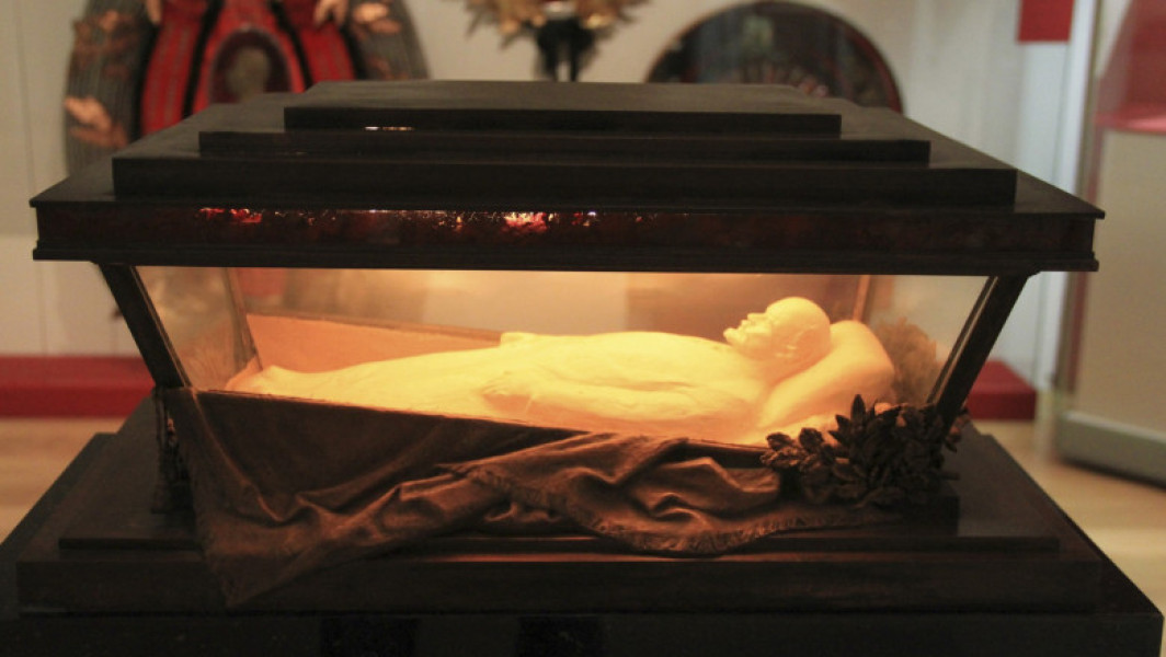 Coada uriașă de vizitatori la Mausoleul lui Lenin din Piața Roșie, în așteptarea restaurării