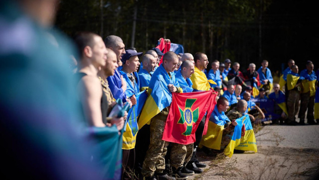 Rusia acuză Ucraina că a amânat schimbul de prizonieri și trupurile soldaților uciși, acțiune programată pentru acest weekend, potrivit AFP, citată de News.ro. Conform negociatorului-sef rus Vladimir Medinski, partea ucraineană a „amânat în mod neașteptat primirea cadavrelor și schimbul de prizonieri de război la o dată nespecificată”.