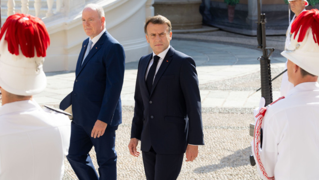 Emmanuel Macron a oferit un cadou inedit printului Albert al II-lea în timpul unei vizite oficiale în Monaco. Potrivit digi24.ro, printre daruri s-au numărat o racheta de tenis rară, o ediție ilustrată a unei cărți din 1880 de Jules Verne și un relief subacvatic descoperit în Oceanul Indian. Acest relief, un munte subacvatic major, a fost identificat de serviciul hidrografic al Marinei franceze și a fost numit în onoarea printului.