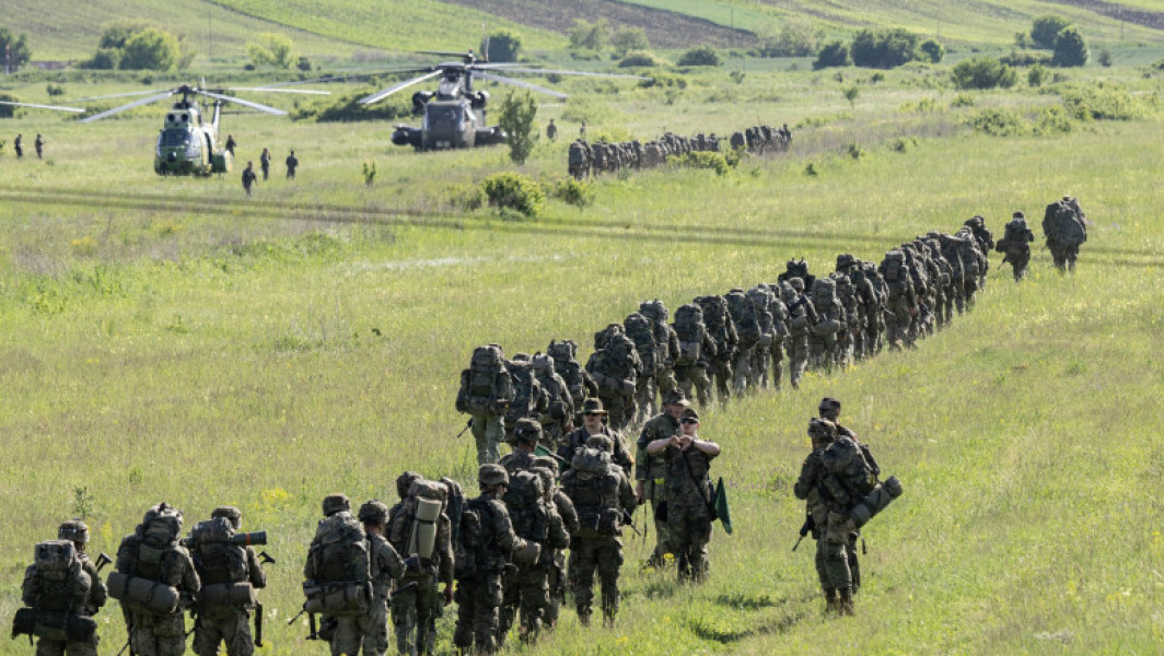 Reducerea trupelor NATO în Europa de Est, un subiect dezbătut intens în ultimele zile, a fost considerată de oficialii ruși ca fiind benefică pentru securitatea continentului. Serghei Riabkov, adjunctul ministrului rus de Externe, a declarat într-un interviu pentru agenția Tass că, din punctul lor de vedere, această reducere ar putea contribui la o mai bună stabilitate în regiune.
