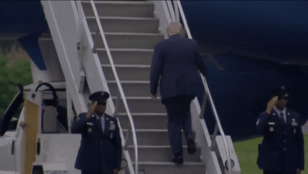 Donald Trump s-a impiedicat în timpul urcării pe scara avionului Air Force One