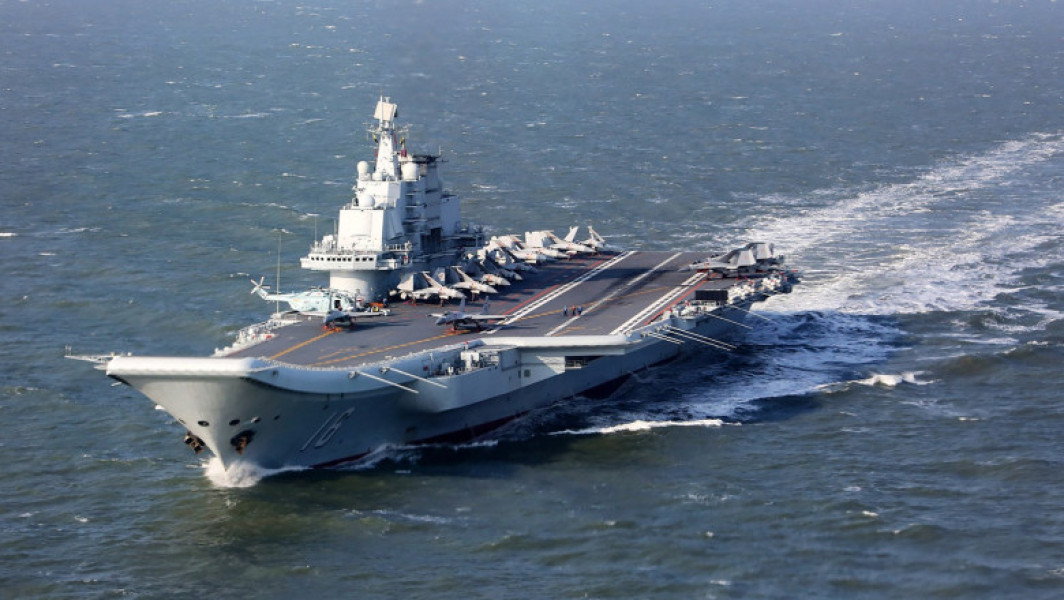 portavionul chinez Liaoning a navigat pentru prima data prin apele de la est de insula Iwo Jima