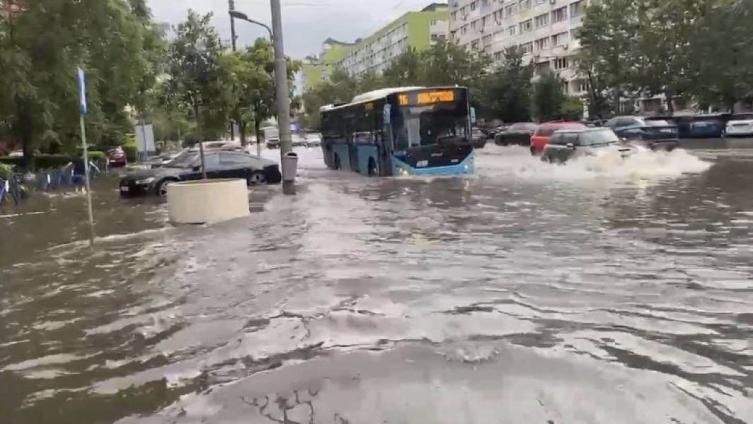 Furtuna devastatoare în București, un semnal de alarmă pentru schimbările climatice