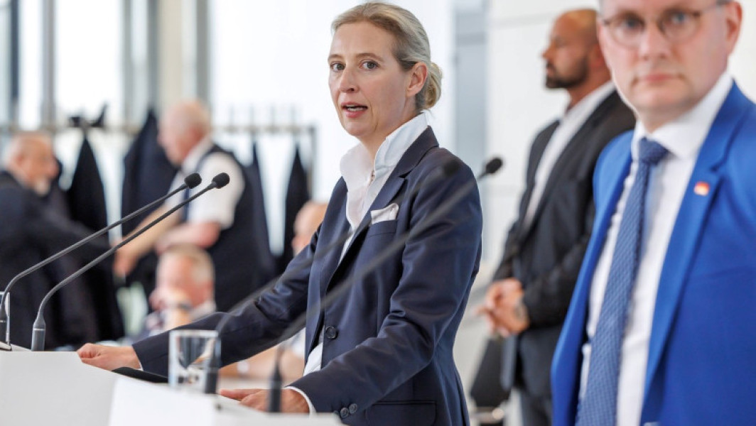 AfD, cel mai mare partid de opoziție din Germania, și-a amplificat rândurile cu extremiști de dreapta, transmite agenția de spionaj intern în raportul său anual. Potrivit acestuia, numărul extremistilor din cadrul partidului, care a obținut locul al doilea la alegerile din februarie, a crescut cu 77% în anul precedent, ajungând la 20.000. În același timp, numărul membrilor partidei a crescut, iar orientarea sa devine tot mai pronunțat spre dreapta.