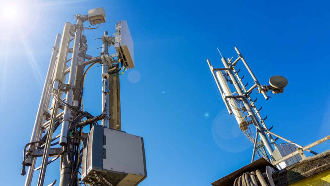 Ucraina analizează introducerea de restricții temporare la serviciile de telefonie mobilă pentru a contracara utilizarea rețelelor de către Rusia în timpul atacurilor cu drone, conform unui raport al parlamentului ucrainean. Potrivit agenției Digi24, dronele ruse cu rază lungă de acțiune, inclusiv cele iraniene Shahed, sunt frecvent echipate cu cartele SIM preplătite ucrainene pentru a transmite informații esențiale în timpul misiunilor.