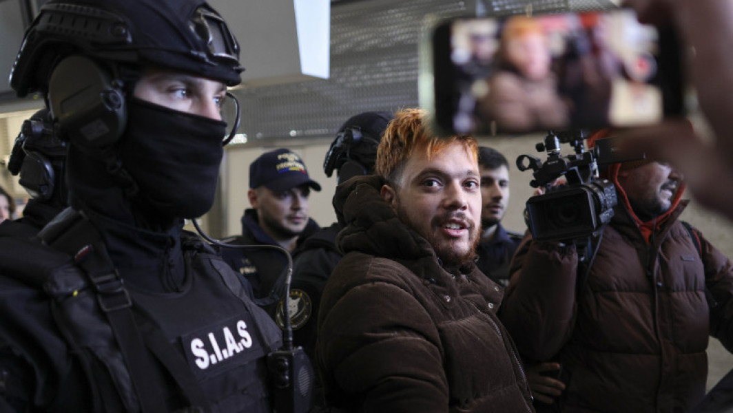 Mohamed Amra a fost adus la tribunalul din Paris pentru a răspunde întrebărilor judecătorilor