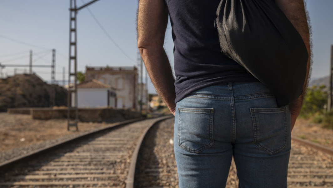 oamenii își pun viața în pericol în gările din România pentru că trec calea ferată prin locuri nepermise