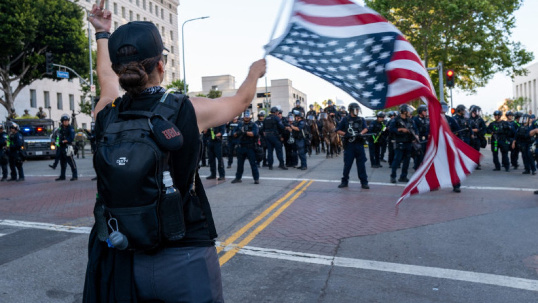 Manifestatii anti-Trump si impotriva politicii dure privind imigrația în SUA continuă în ciuda prezenței militare în Los Angeles
