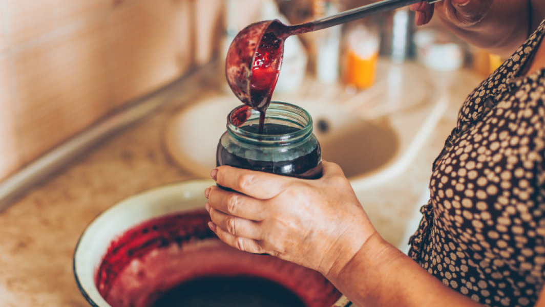 Se anunță un an mai dificil pentru comercianții din piețe și gospodăriile care se ocupă de dulceață. Temperaturile scăzute de primăvară au avut un impact major asupra recoltelor de fructe, iar acest lucru se va resimți și în magazine.