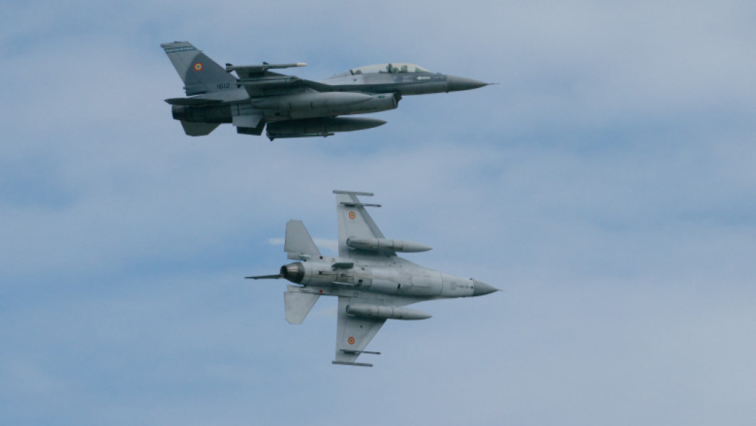 doi avioane F-16 ale forțelor aeriene române au efectuat misiuni de supraveghere în spațiul aerian