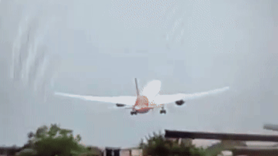 Avion Air India, cu 242 de persoane la bord, s-a prăbușit după decolare, iar momentul a fost filmat și difuzat pe rețelele sociale